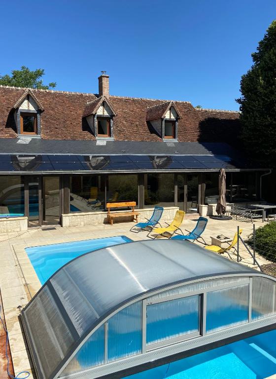 Bazén v ubytování La Charmeraie : gîte de charme, piscine et spa nebo v jeho okolí
