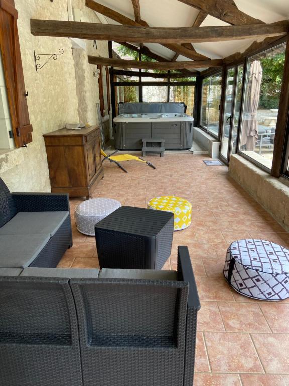 Posezení v ubytování La Charmeraie : gîte de charme, piscine et spa