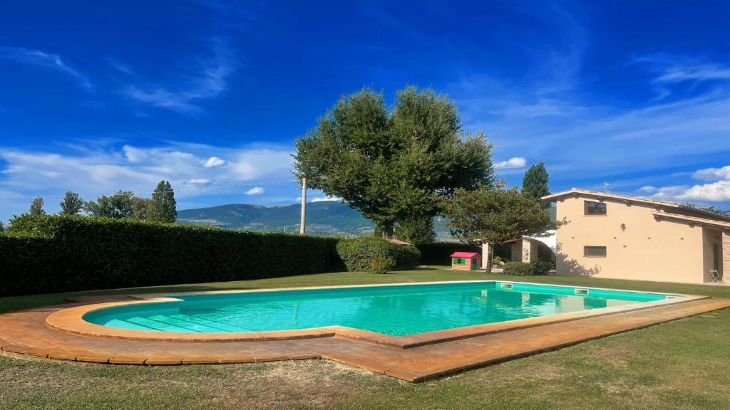 een zwembad in de tuin van een huis bij Private pool and garden - Italian villa between Tuscany and Umbria in Limiti