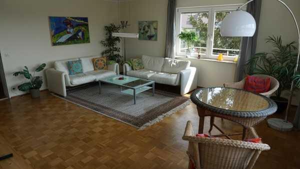 - un salon avec un canapé et une table dans l'établissement Ferienwohnung Cecilia, à Meersburg