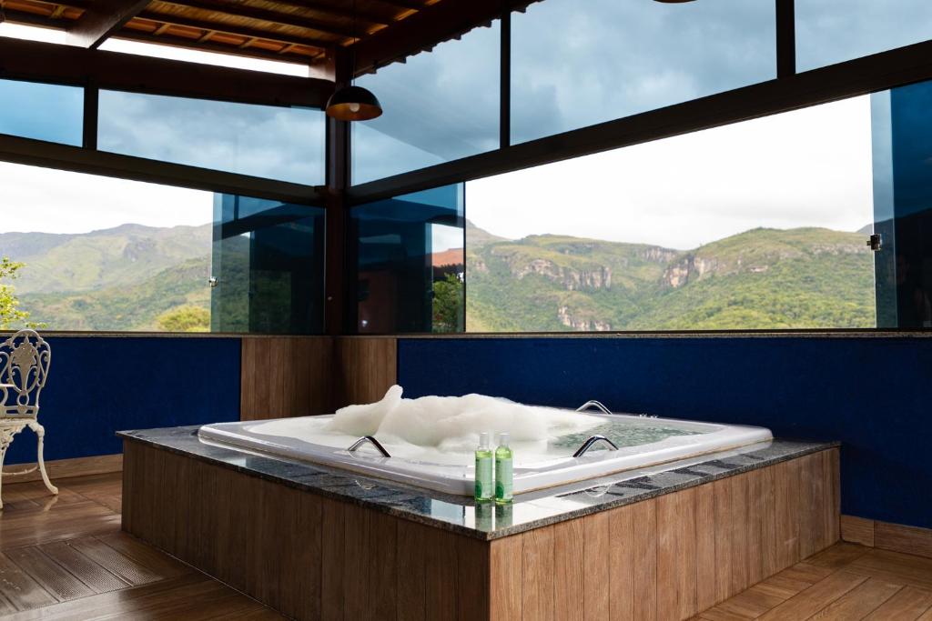 ein Bad mit einer Badewanne und Bergblick in der Unterkunft Estâncias da Serra dos Alves 2 in Itabira
