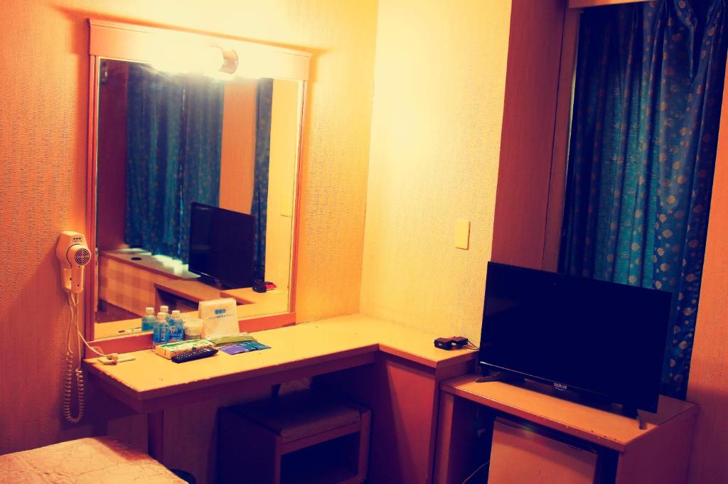 TV a/nebo společenská místnost v ubytování Li Duo Hotel