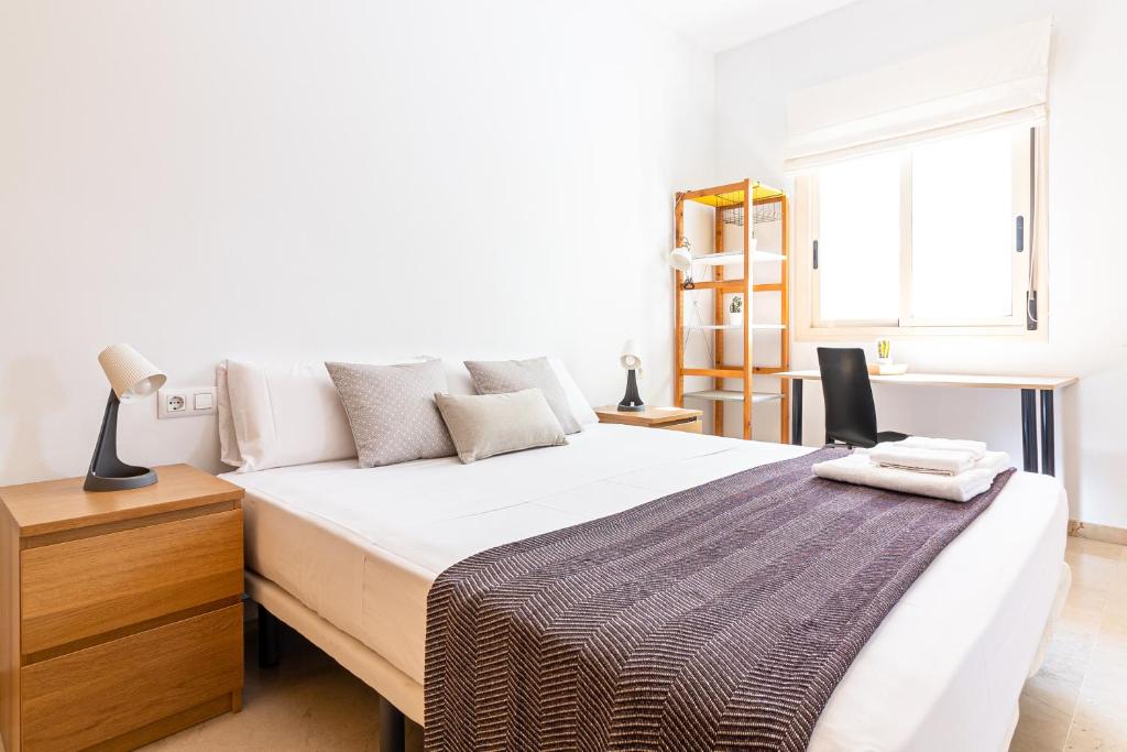 San Rafael 3 RooMalaga by Bossh Apartments tesisinde bir odada yatak veya yataklar