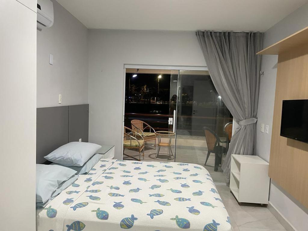 - une chambre avec un lit et un salon dans l'établissement Apartamento Aquaville Resort by WL Temporada, à Aquiraz