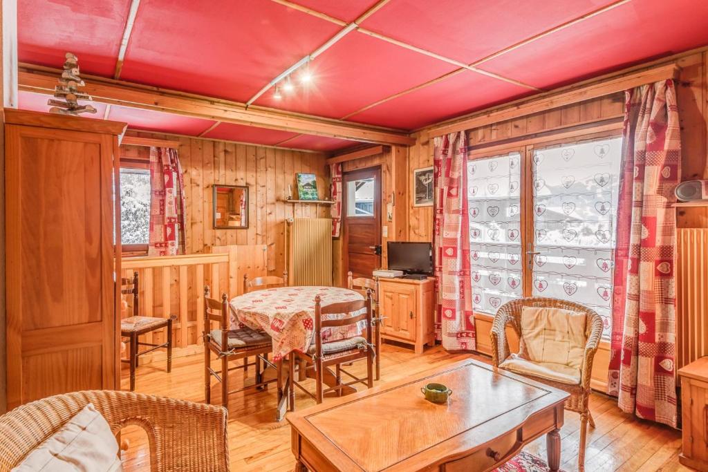 un soggiorno con tavolo e sedie di Chalet Bossons - Welkeys a Chamonix-Mont-Blanc