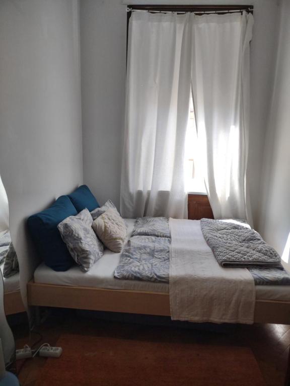 a bed in a bedroom with a window at Trappelgasse Top 26 in Vienna