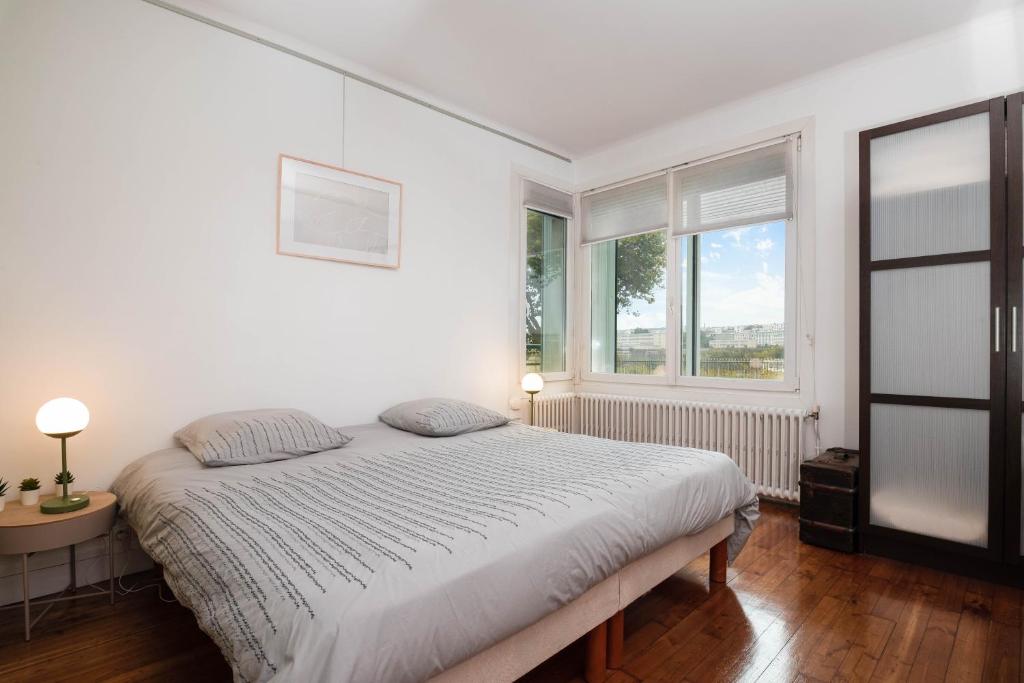 una camera bianca con un letto e una finestra di Brest : charmant appartement hypercentre a Brest