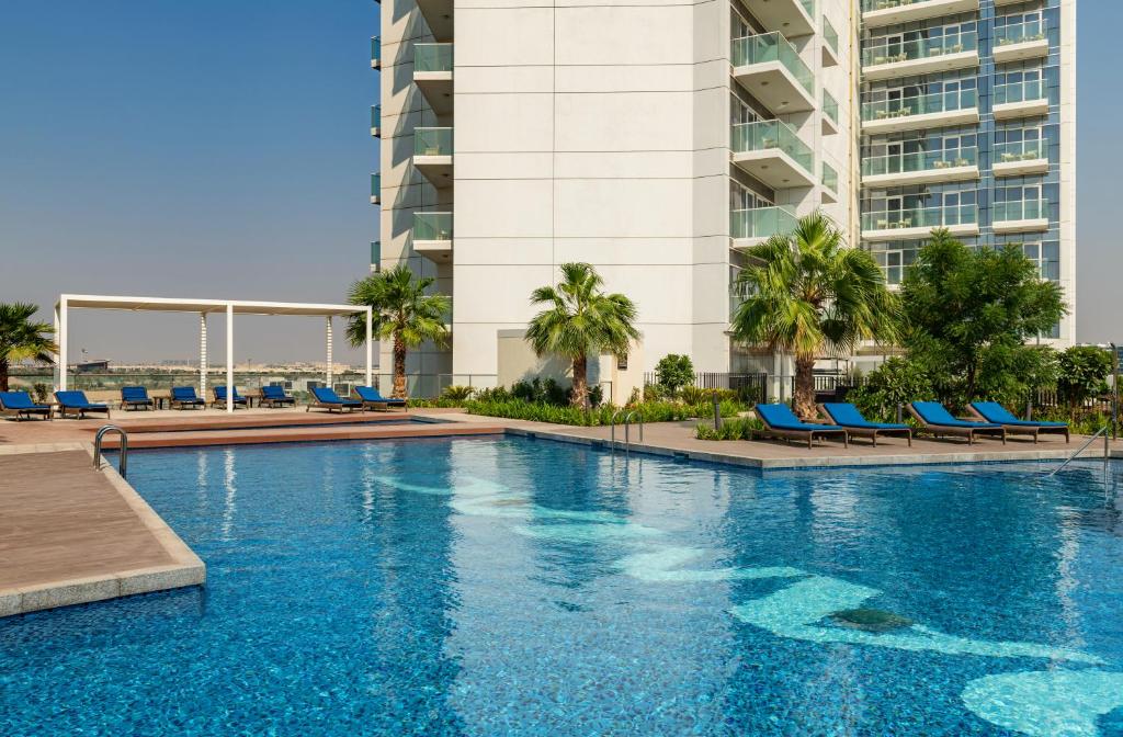 Bazén v ubytování Radisson Dubai Damac Hills nebo v jeho okolí