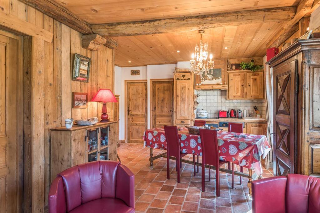 kuchnia i jadalnia ze stołem i krzesłami w obiekcie Appartement de l'Ours - Welkeys w mieście Megève