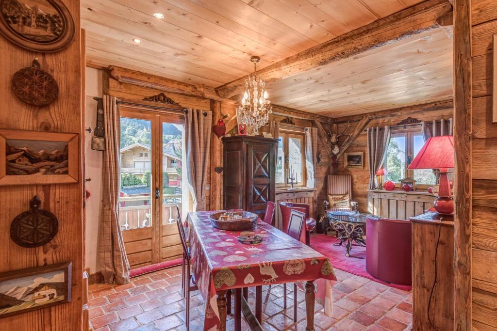 ein Esszimmer mit Holzwänden und einem Holztisch in der Unterkunft Typical flat with a view on the Mont-Blanc - Megève - Welkeys in Megève