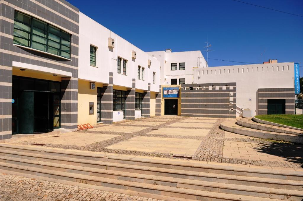 un bâtiment avec des marches menant à un bâtiment dans l'établissement HI Castelo Branco - Pousada de Juventude, à Castelo Branco