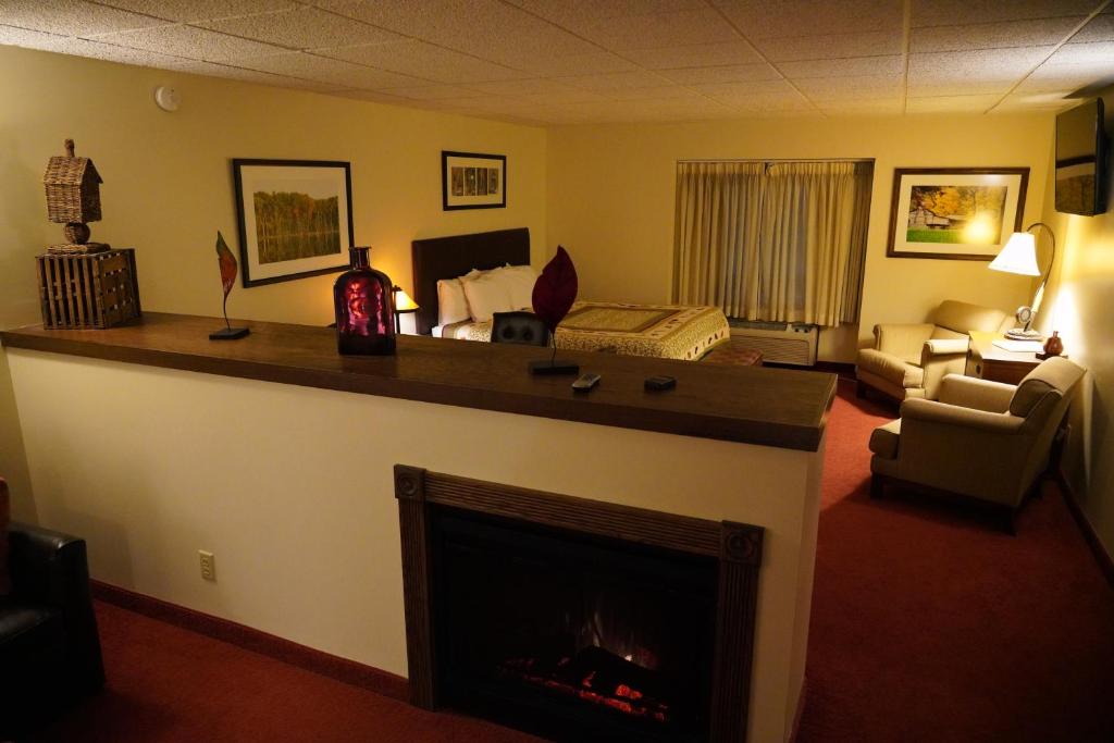 RiverBank Lodge - Deluxe King Suite