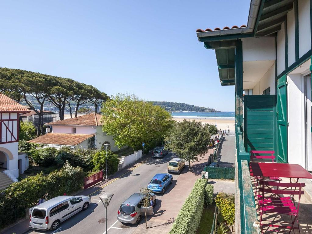 アンダイエにあるAppartement Hendaye, 3 pièces, 4 personnes - FR-1-2-358の路上駐車車の通りの景色