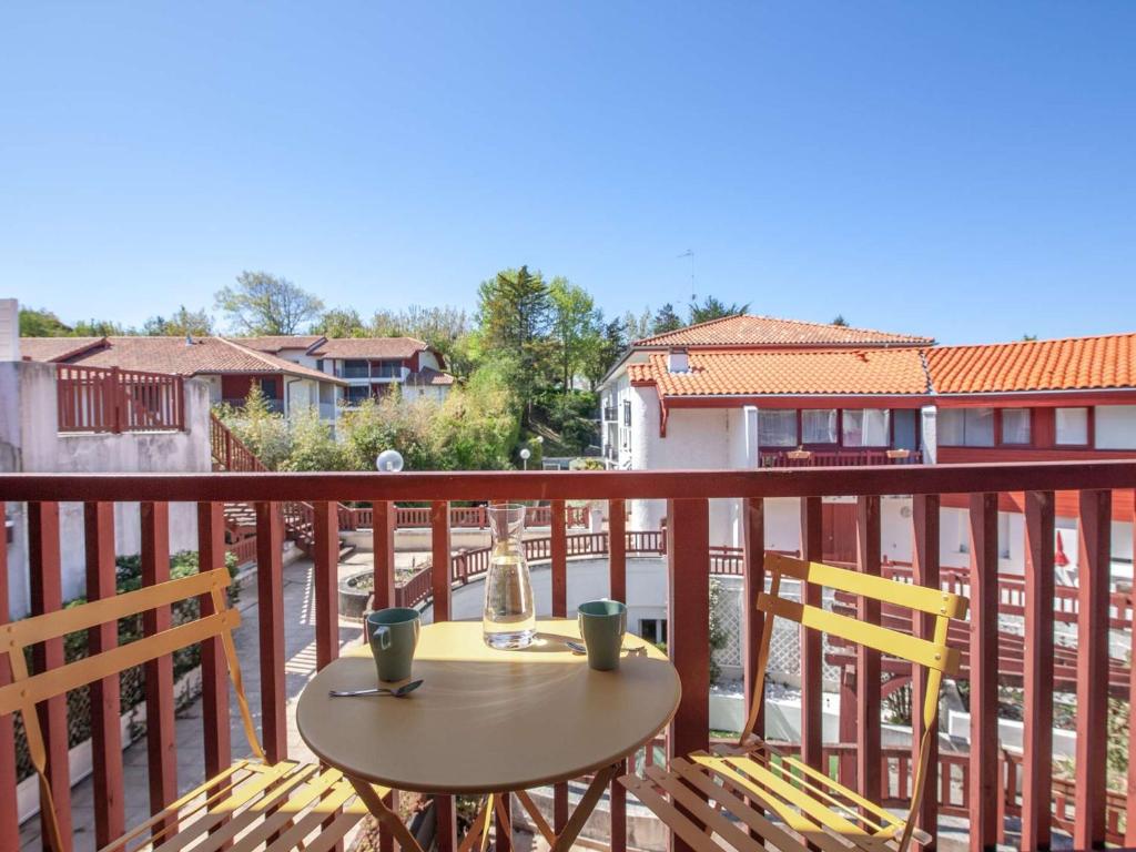 Photo de la galerie de l'établissement Appartement cosy avec mezzanine, balcon et parking à 300m de la plage - FR-1-2-382, à Hendaye