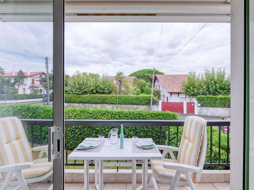 einen Tisch und Stühle auf einem Balkon mit Aussicht in der Unterkunft Appartement Hendaye, 3 pièces, 4 personnes - FR-1-2-394 in Hendaye
