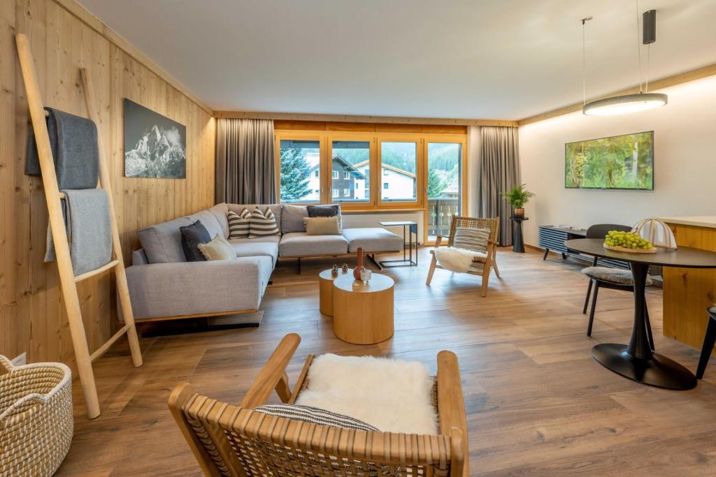 sala de estar con sofá y mesa en Anita, en Zermatt
