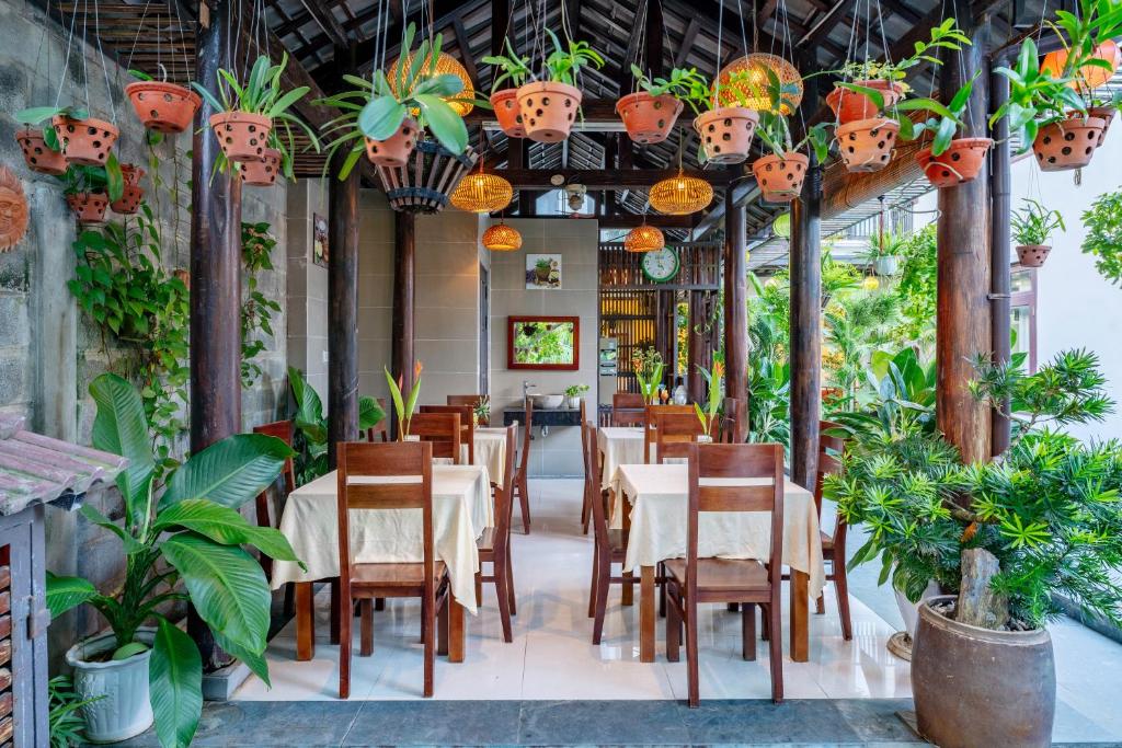 Restaurace v ubytování Sands River Hoi An Villa