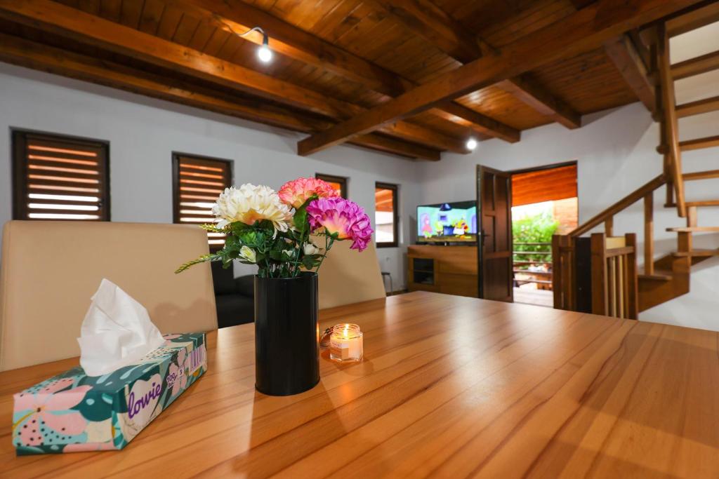 un vaso di fiori su un tavolo in una stanza di Cabana Daiana 2, Cazare Baile Figa, Bistrita-Nasaud a Beclean