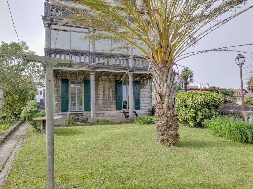 a palm tree in front of a house at Appartement Hendaye, 4 pièces, 6 personnes - FR-1-2-346 in Hendaye