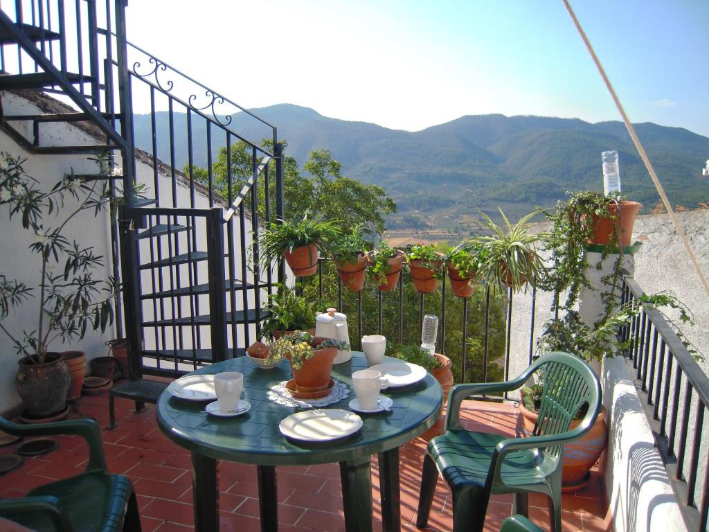 una mesa y sillas en un balcón con vistas en La Casa de la Abuela Clotilde, en Hornos
