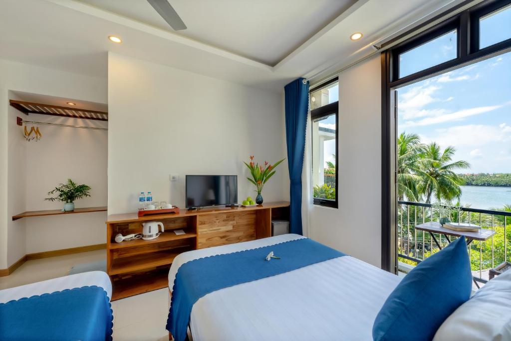 TV a/nebo společenská místnost v ubytování Sands River Hoi An Villa