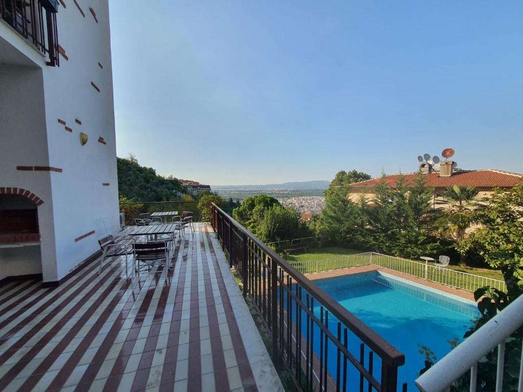 un balcón de una casa con piscina en شقة اطلالة كاملة على مدينة بورصة مع مسبح وسط المدينة en Çekirge