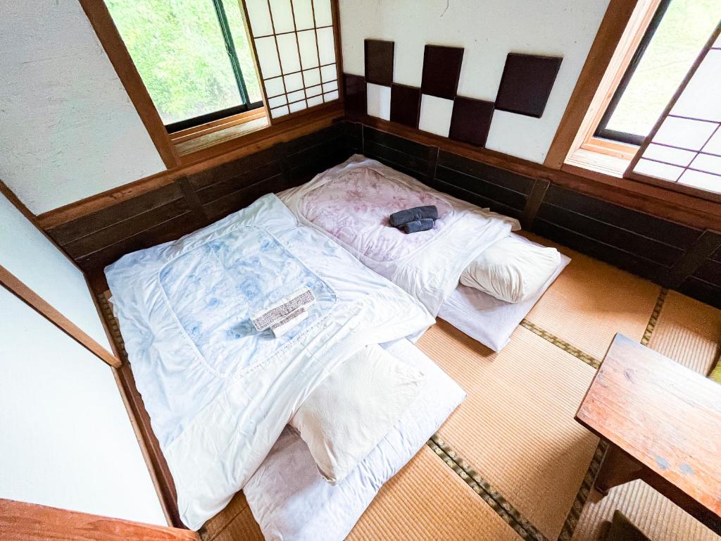 Postel nebo postele na pokoji v ubytování 古民家宿Tani House Itaya -セルフチェックイン