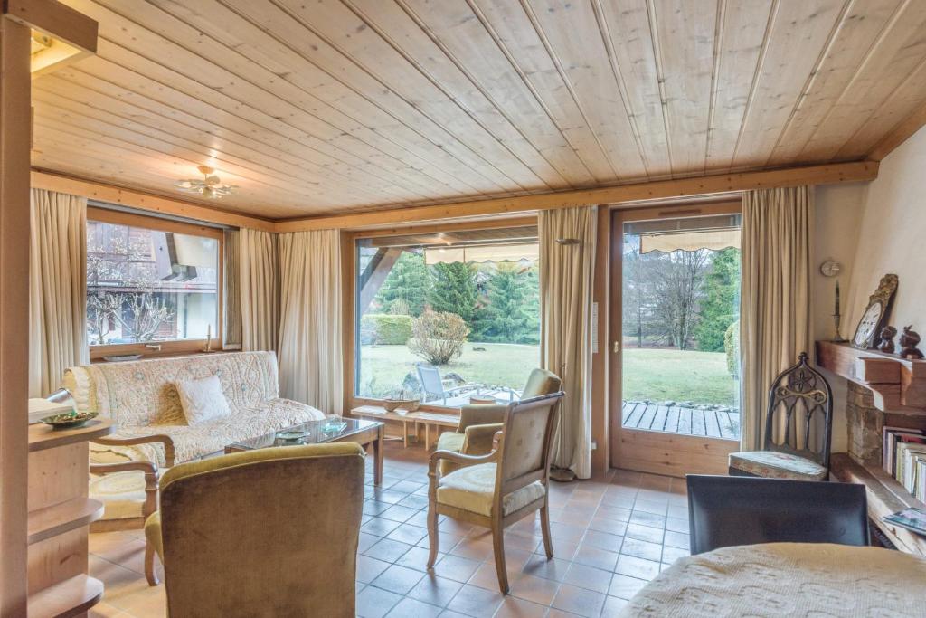 uma sala de estar com um sofá, uma mesa e cadeiras em Appartement Lanura - Welkeys em Megève