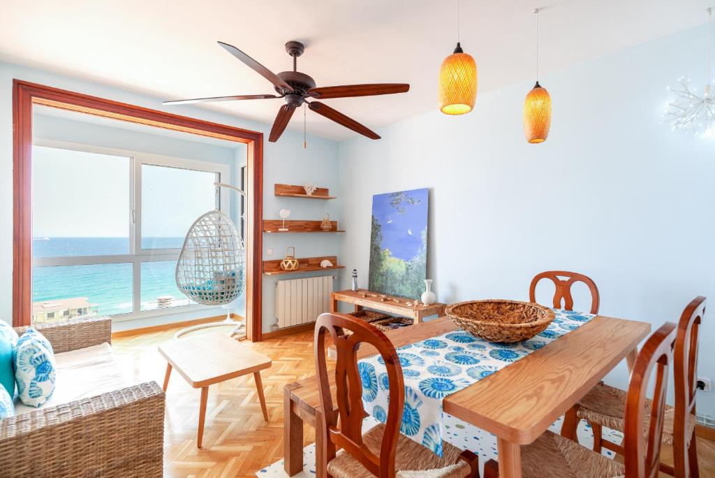 TarracoHomes, TH163 Apartamento Via Augusta vistas al mar في تاراغونا: غرفة طعام مع طاولة وكراسي
