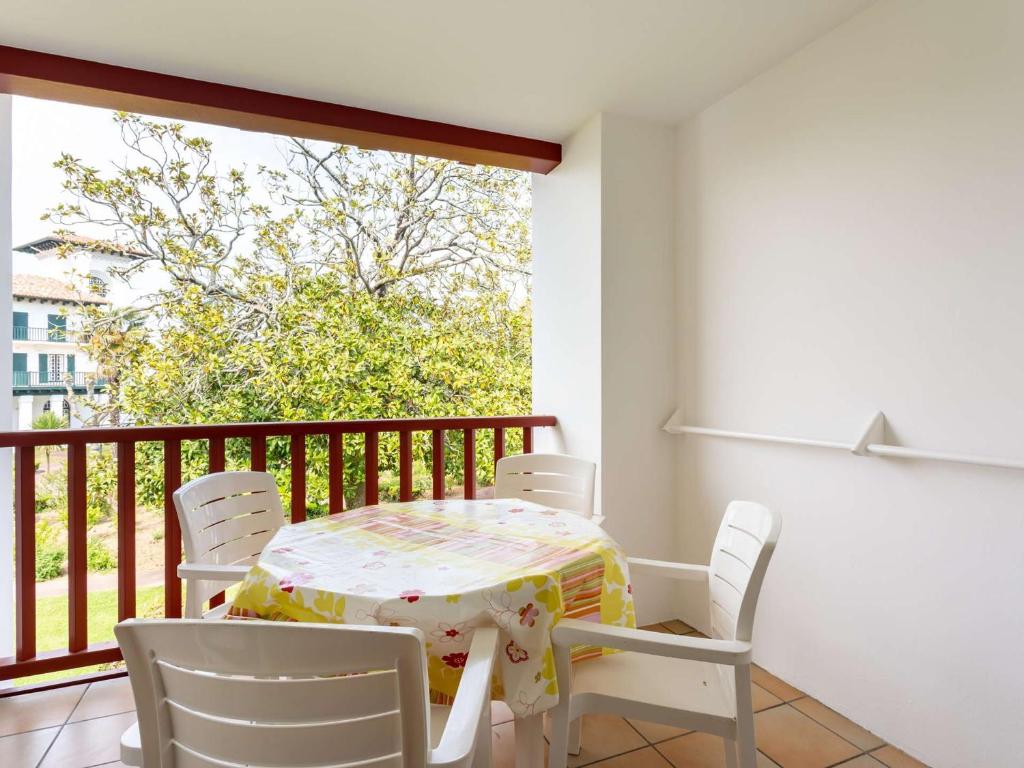 アンダイエにあるAppartement Hendaye, 1 pièce, 4 personnes - FR-1-2-303のダイニングルーム(テーブル、椅子付)