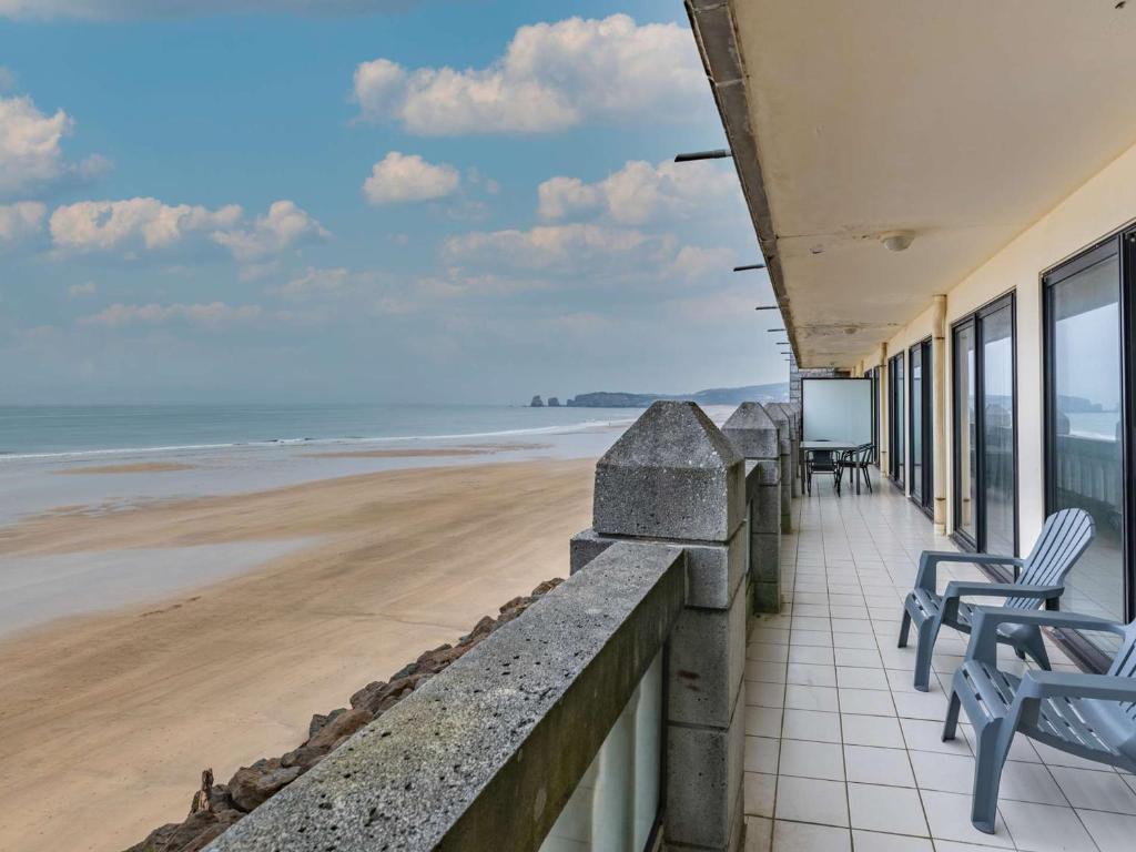 アンダイエにあるAppartement Hendaye, 3 pièces, 6 personnes - FR-1-2-306のビーチの景色を望むバルコニー(椅子付)