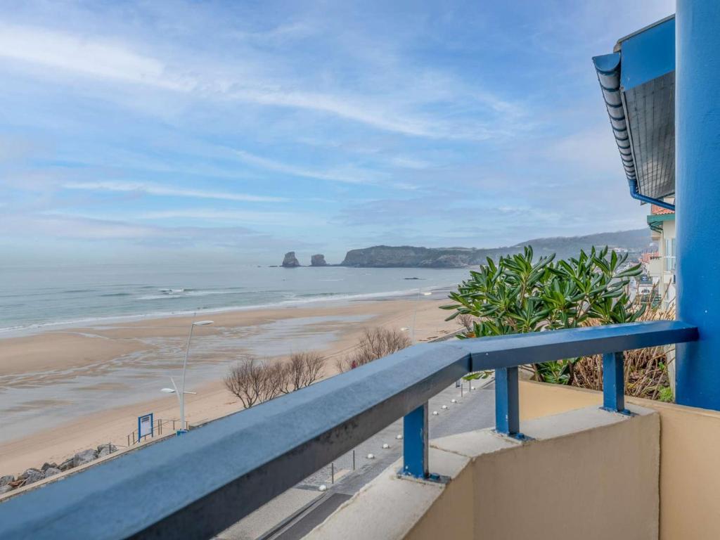 balcón con vistas a la playa en Appartement Hendaye, 2 pièces, 6 personnes - FR-1-2-294, en Hendaya