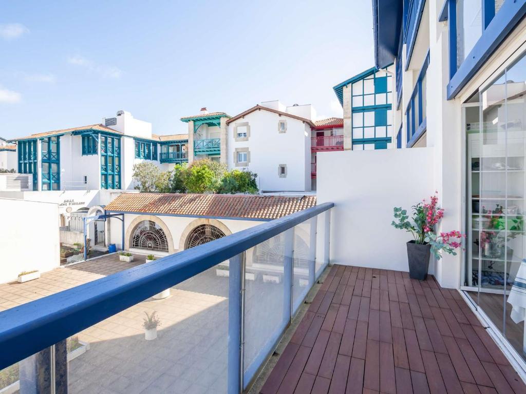 - Balcón con vistas a un edificio en Appartement Hendaye, 2 pièces, 6 personnes - FR-1-2-285, en Hendaya