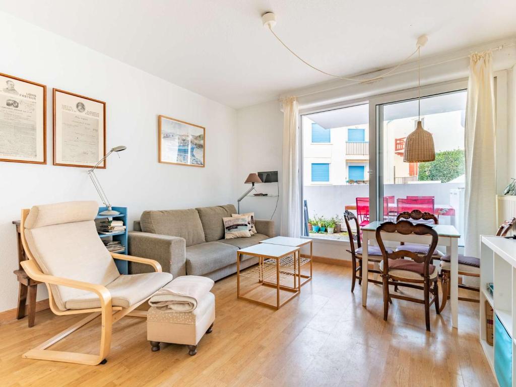 アンダイエにあるAppartement Hendaye, 2 pièces, 4 personnes - FR-1-2-309のリビングルーム(ソファ、テーブル付)