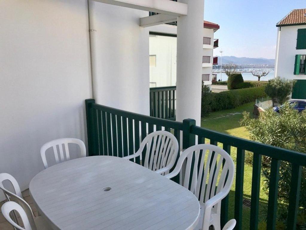 een witte tafel en stoelen op een balkon bij Appartement Hendaye, 2 pièces, 5 personnes - FR-1-2-299 in Hendaye