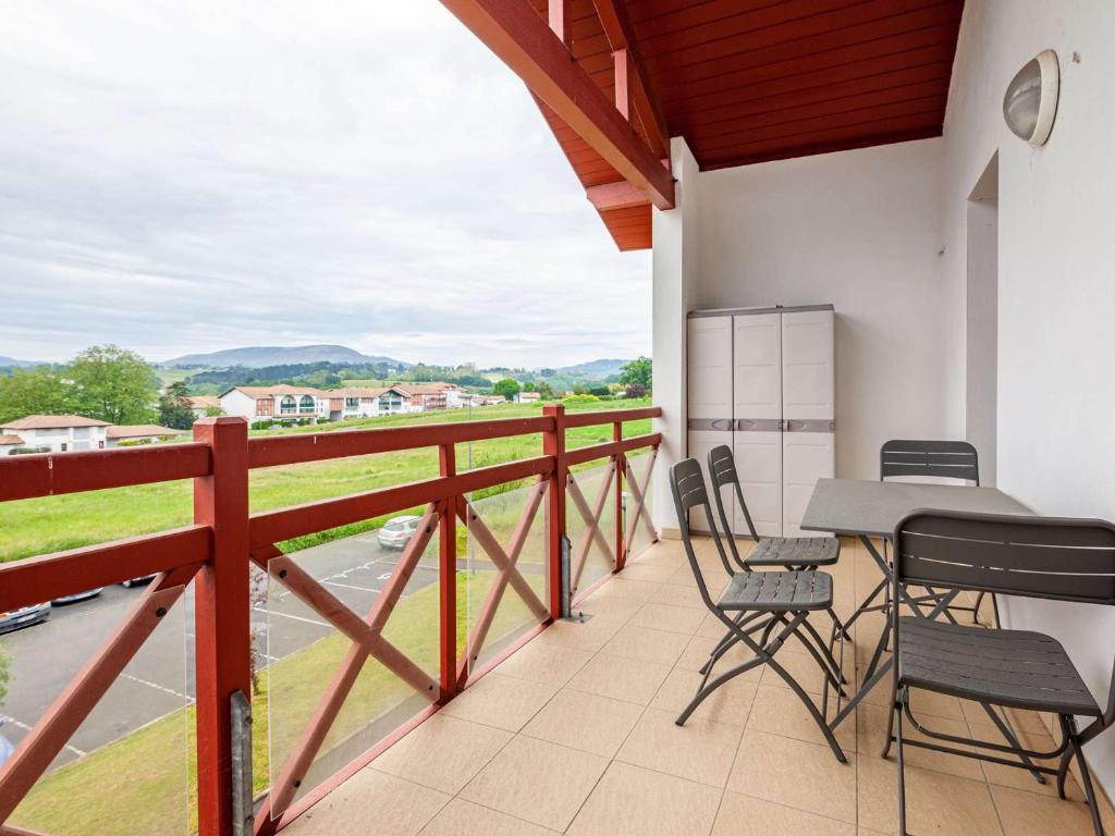 balcón con mesa, sillas y vistas en Appartement Hendaye, 2 pièces, 4 personnes - FR-1-2-308, en Hendaya