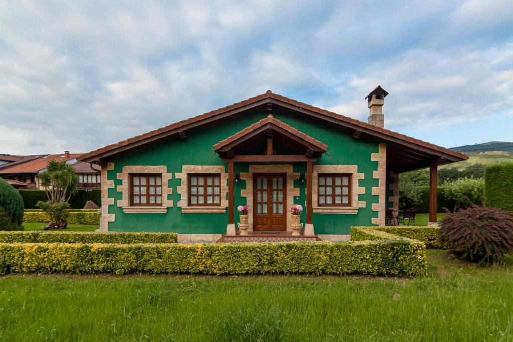 ein kleines grünes Haus in einem Hof in der Unterkunft El rincón de Lalo in Prases