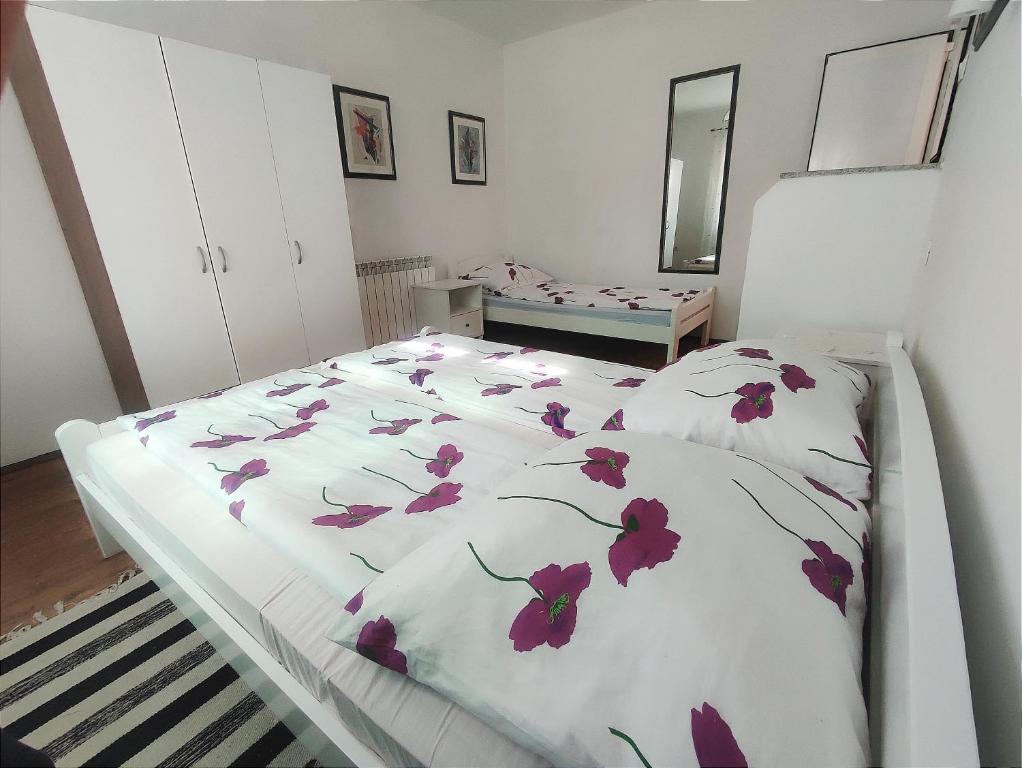 Postel nebo postele na pokoji v ubytování M&R apartmani Rovinj