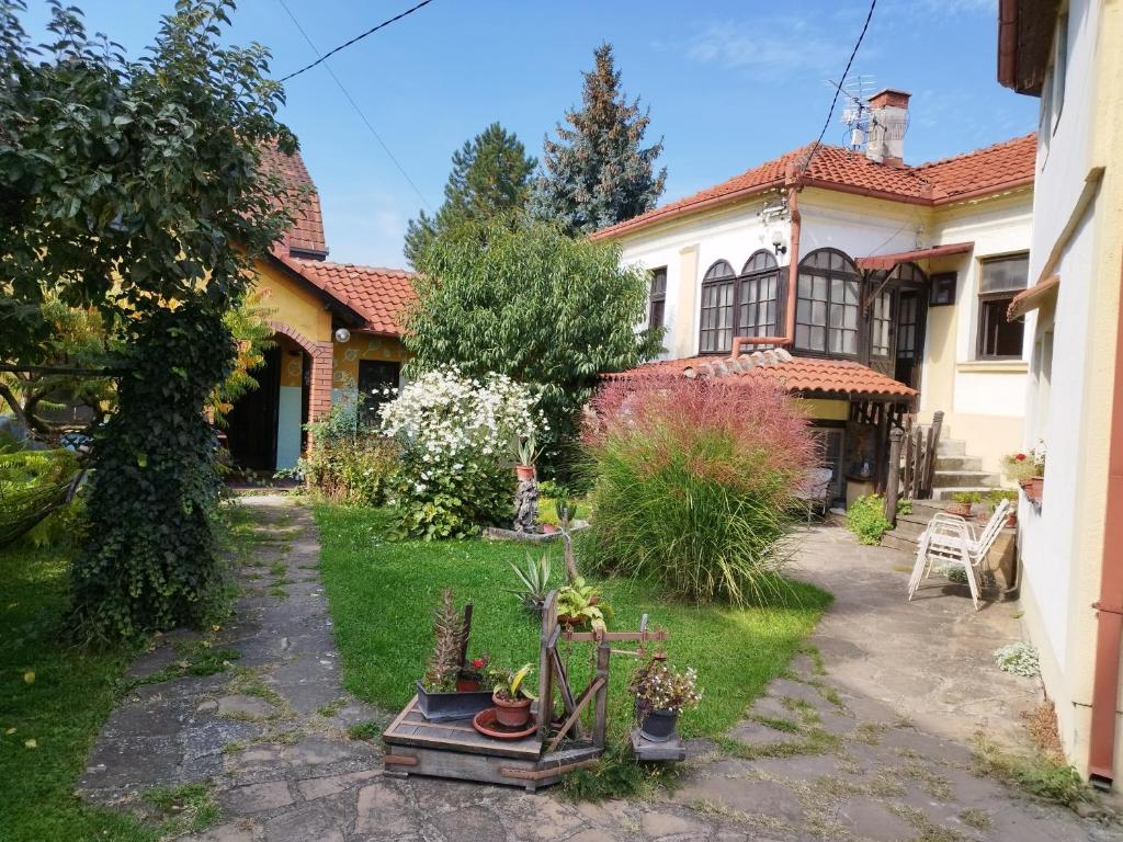 une maison avec un jardin en face dans l'établissement Garičkina kuća, à Pirot