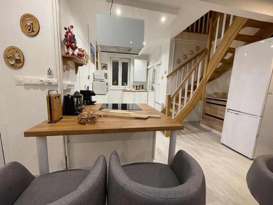 Kuchyňa alebo kuchynka v ubytovaní Casa Inca Calais - Duplex Soleil Latino - Parking Free, Station