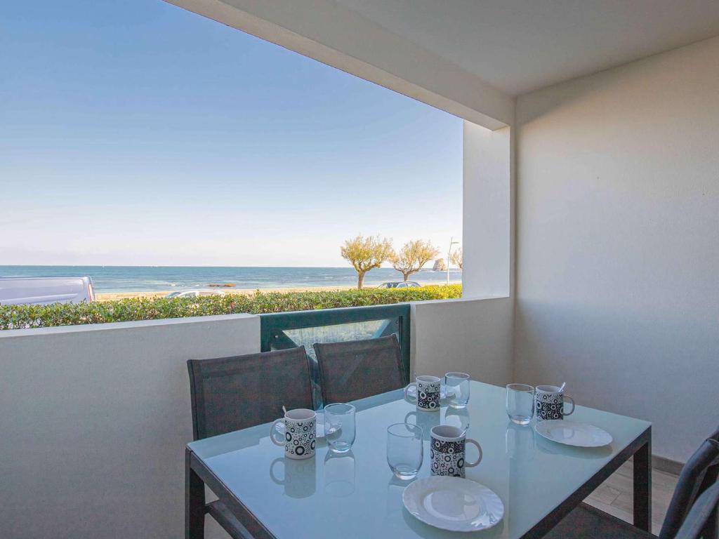 a dining table with a view of the beach at Studio Hendaye, 1 pièce, 4 personnes - FR-1-2-286 in Hendaye