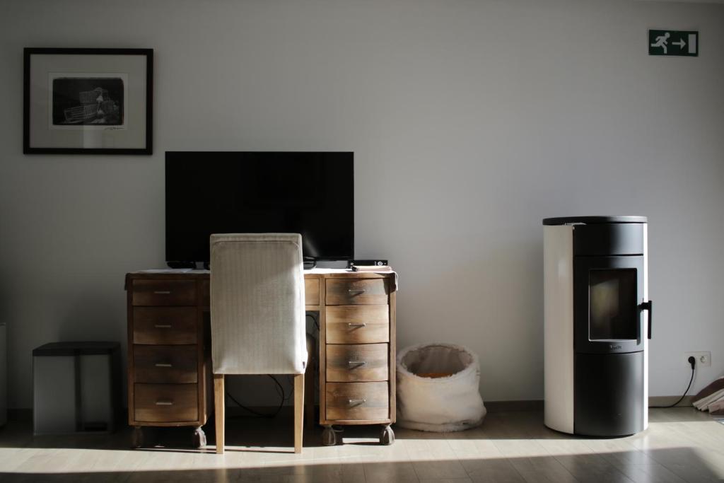 TV a/nebo společenská místnost v ubytování The Suite Escape Suite Wood