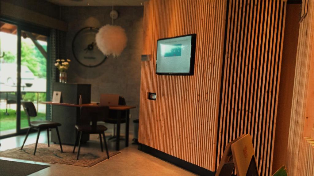 TV a/nebo společenská místnost v ubytování Beddy-bye Hôtel