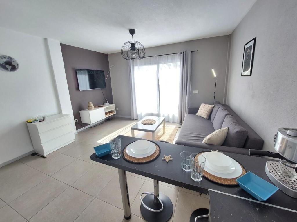 Apartamento Lily - FuerteventuraBay في كوستا دي أنتيجوا: غرفة معيشة مع أريكة وطاولة
