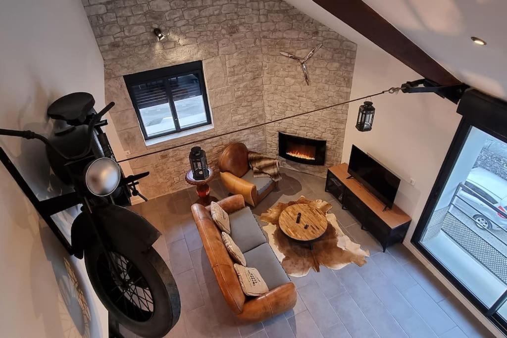 una vista aérea de una sala de estar con una motocicleta en La Fabrique, Loft 100 m2, en Rives