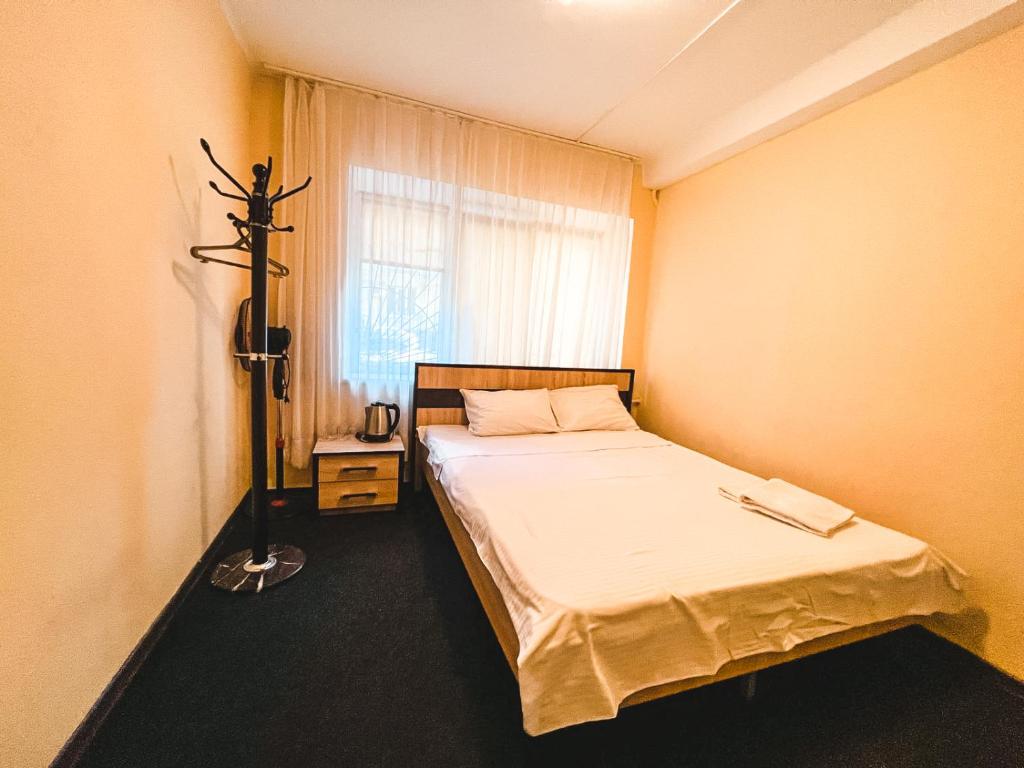 Postel nebo postele na pokoji v ubytování Guest House near Railway Station