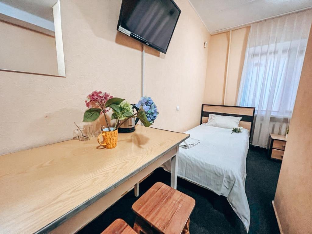 Postel nebo postele na pokoji v ubytování Guest House near Railway Station