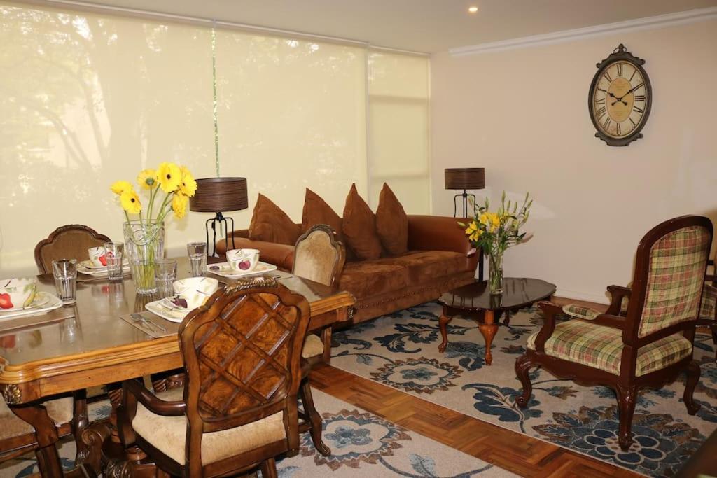 墨西哥城的住宿－Luxurious & Chic 2 BR Apt Polanquito Lincon Park，客厅配有沙发和桌椅
