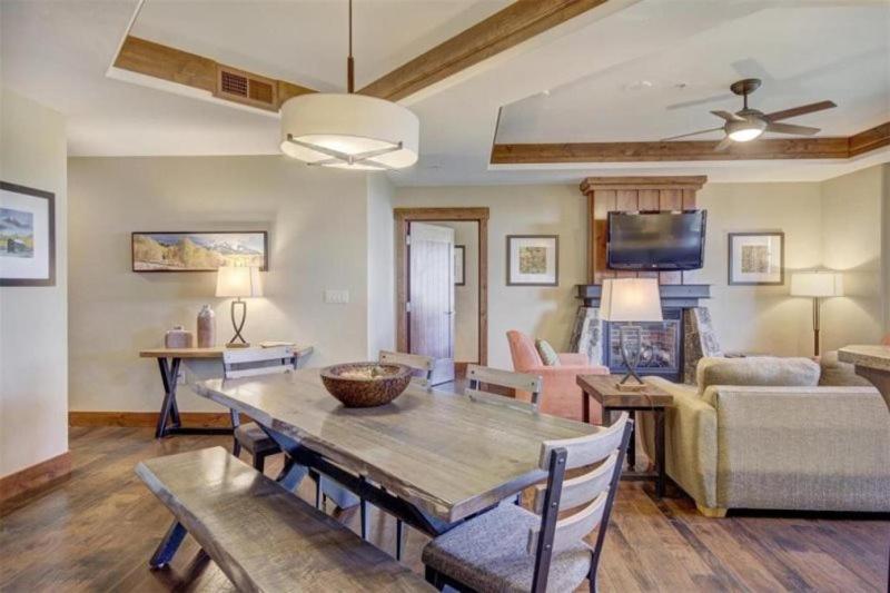 Luxury 3 Bedroom Ski In, Ski Out One Ski Hill Residence Located At The Base Of Peak 8 With Hot Tub Access - Condo De Trois Chambres