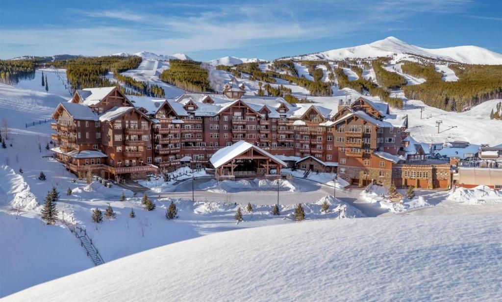 - une vue aérienne sur un lodge dans la neige dans l'établissement Luxury 3 Bedroom Ski In, Ski Out One Ski Hill Residence Located At The Base Of Peak 8 With Hot Tub Access, à Breckenridge